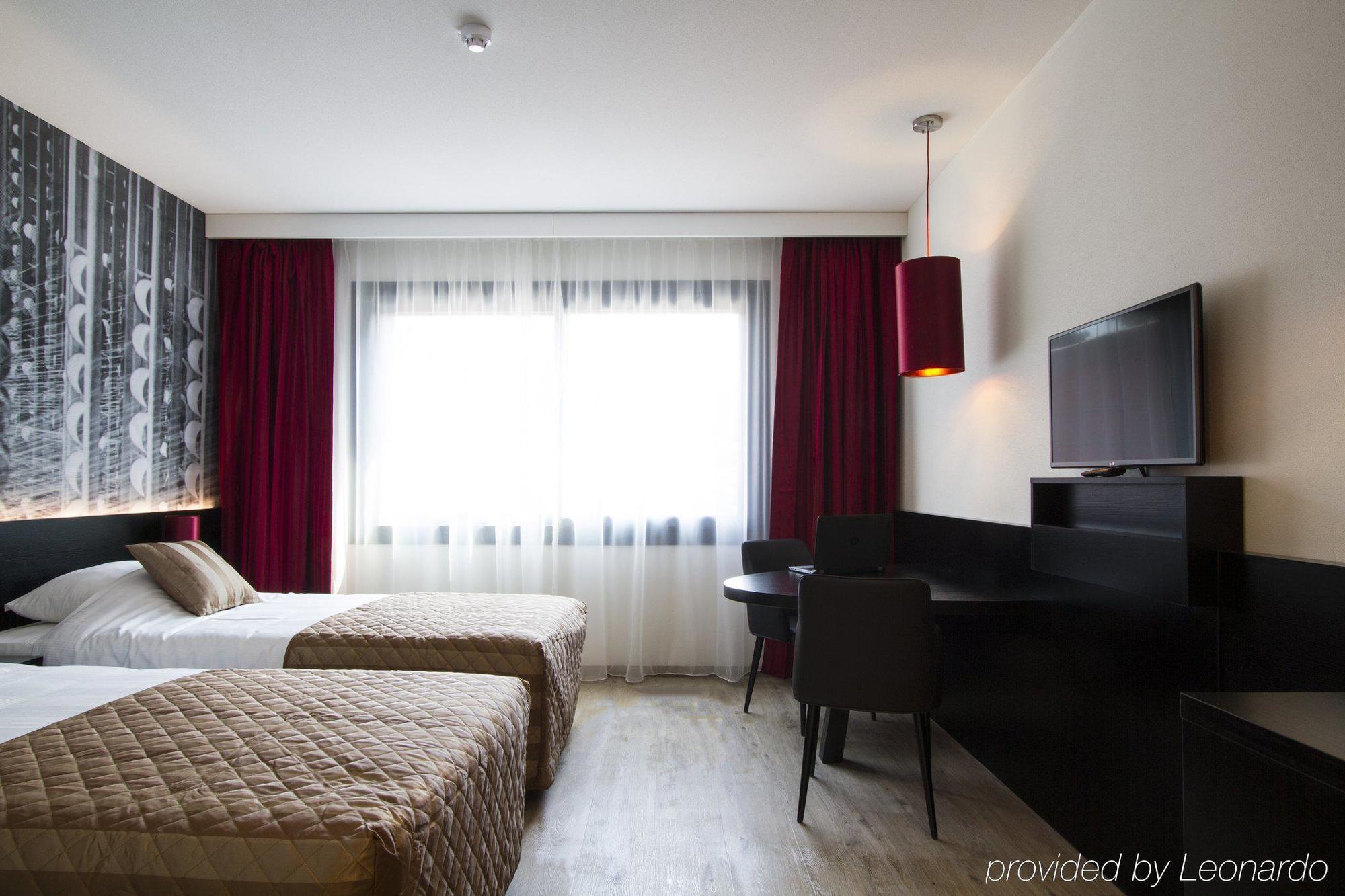 Bastion Hotel Tilburg Bagian luar foto